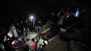 Palestyńczycy sprawdzają szczątki pocisku wystrzelonego z Iranu