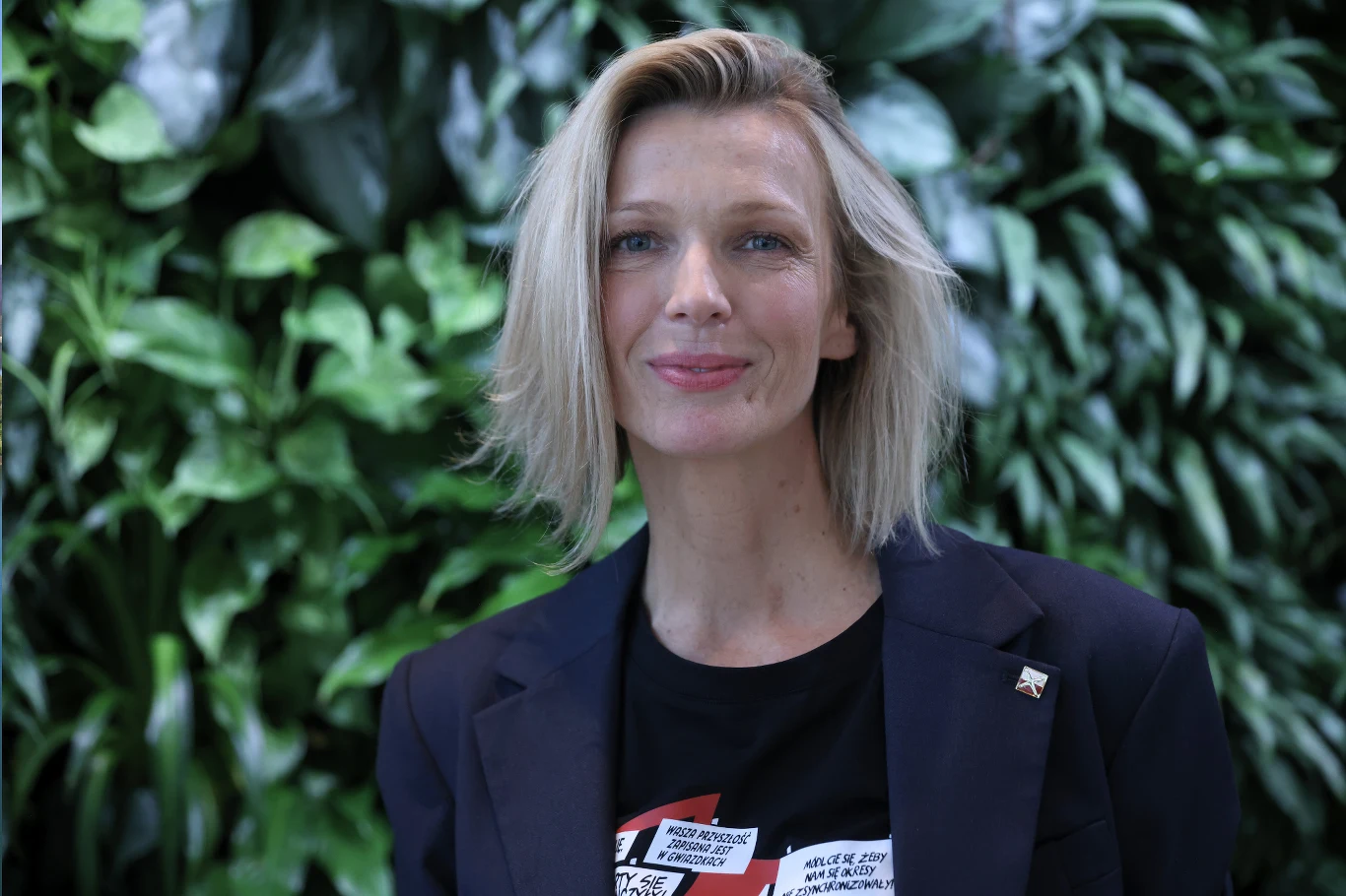 Magda Mołek przy wielu okazjach zachwyca swoimi stylizacjami. Tym razem postawiła na ponadczasowy klasyk w szarej odsłonie. 