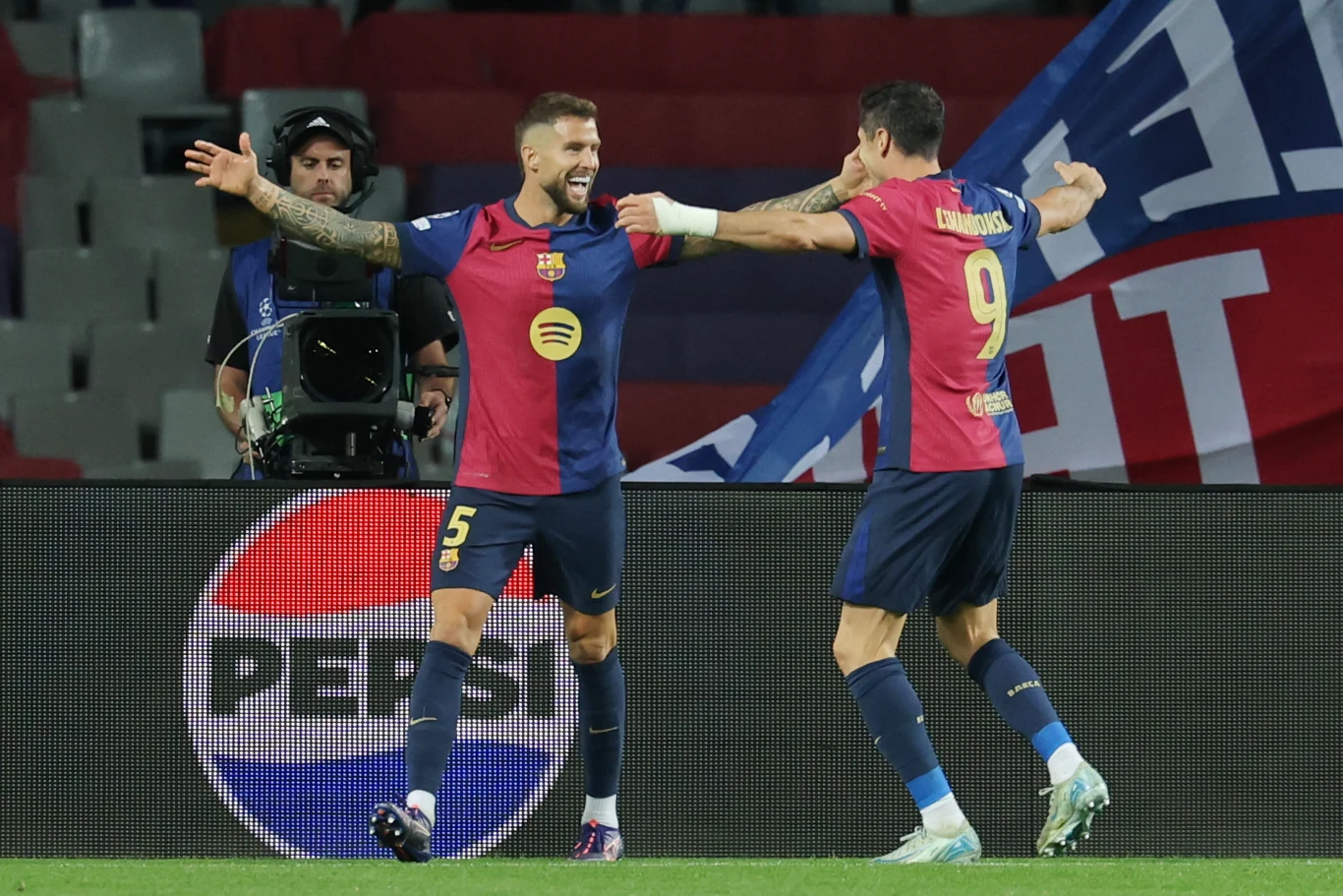 Inigo Martinez i Robert Lewandowski Inigo Martinez i Robert Lewandowski