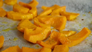 Dlaczego warto wybierać dynię hokkaido? Dużym plusem jest to, że nie trzeba jej obierać, ale to nie wszystko