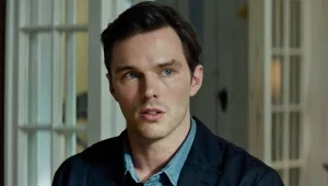 Nicholas Hoult w scenie z filmu "Juror #2"
