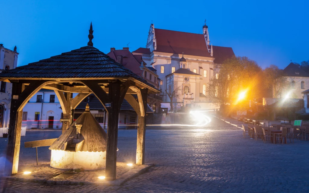 Słynna studnia na rynku w Kazimierzu Dolnym