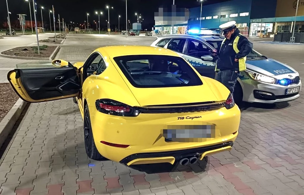 Kierowca Porsche 718 Cayman chciał przechytrzyć policjantów, a tylko zwrócił na siebie ich uwagę