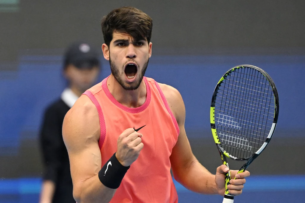 Carlos Alcaraz pokonał Jannika Sinnera w finale ATP 500 w Pekinie Carlos Alcaraz pokonał Jannika Sinnera w finale ATP 500 w Pekinie