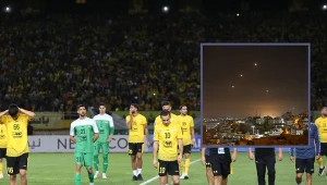 Piłkarze Sepahan Isfahan w żółtych strojach. W ramce atak rakietowy Iranu na Izrael