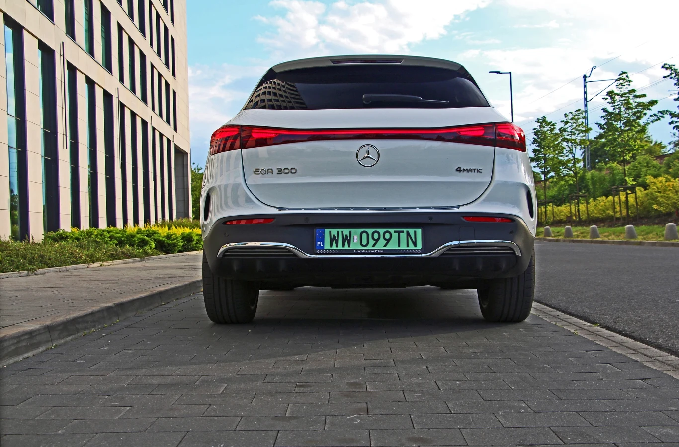 Odświeżony Mercedes EQA ma nowy wzór tylnych świateł