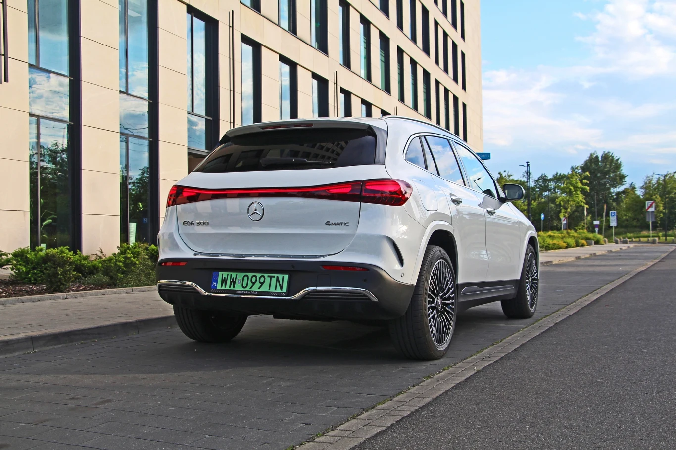 Mercedes EQA nie jest tani, ale wypada korzystnie na tle konkurencji