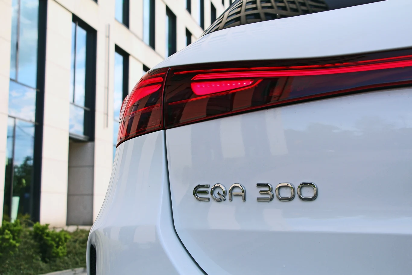 Mercedes EQA 4MATIC to środkowa wersja silnikowa w gamie