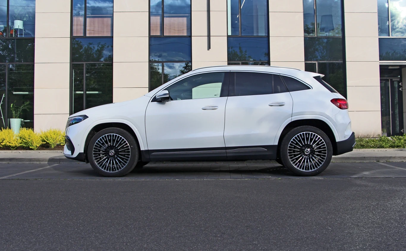 Mercedes EQA ma 446 cm długości