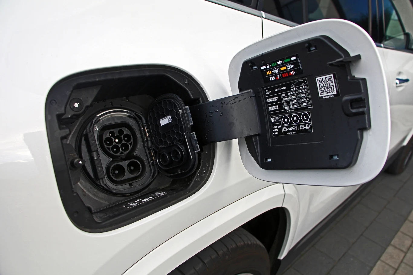 Mercedes EQA ładuje się z maksymalną mocą 100 kW