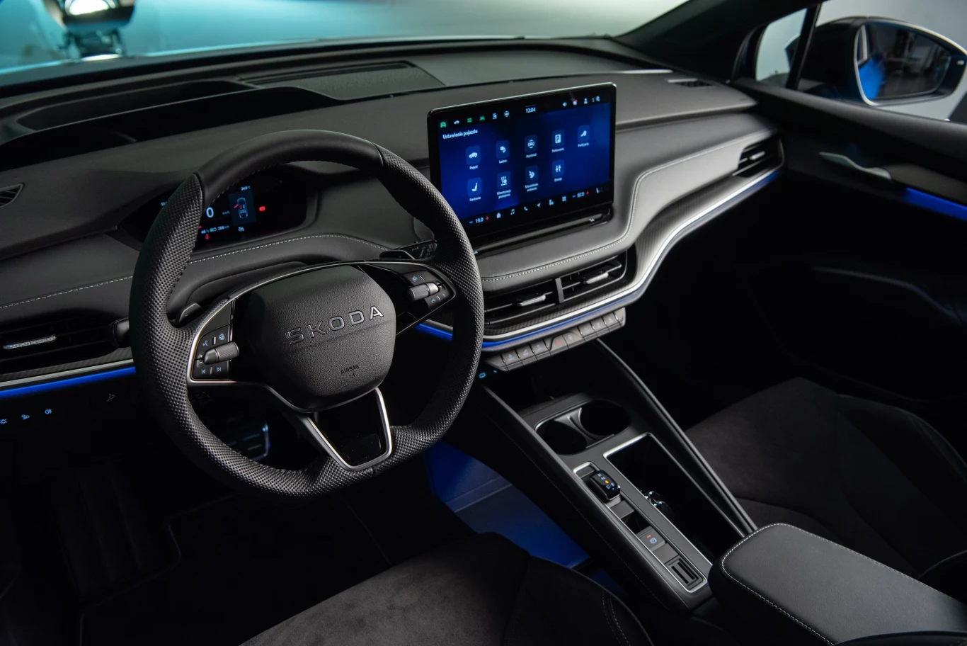 Ukryty pod daszkiem 5,3-calowy ekran wyświetla podstawowe informacje o prędkości, stanie jazdy oraz wskazówki nawigacyjne. Zawiera także dane z systemów wspomagania kierowcy. Wszystko pod ręką, bez odciągania uwagi kierowcy.