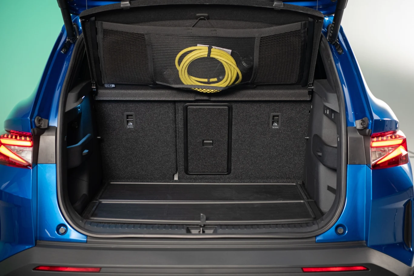 W bagażniku umieszczono kod QR, który po zeskanowaniu wyświetla informacje o wyposażeniu auta. Pozwala także na obejrzenie instrukcji wideo dotyczących użytkowania półki bagażnika czy systemów siatek zabezpieczających.