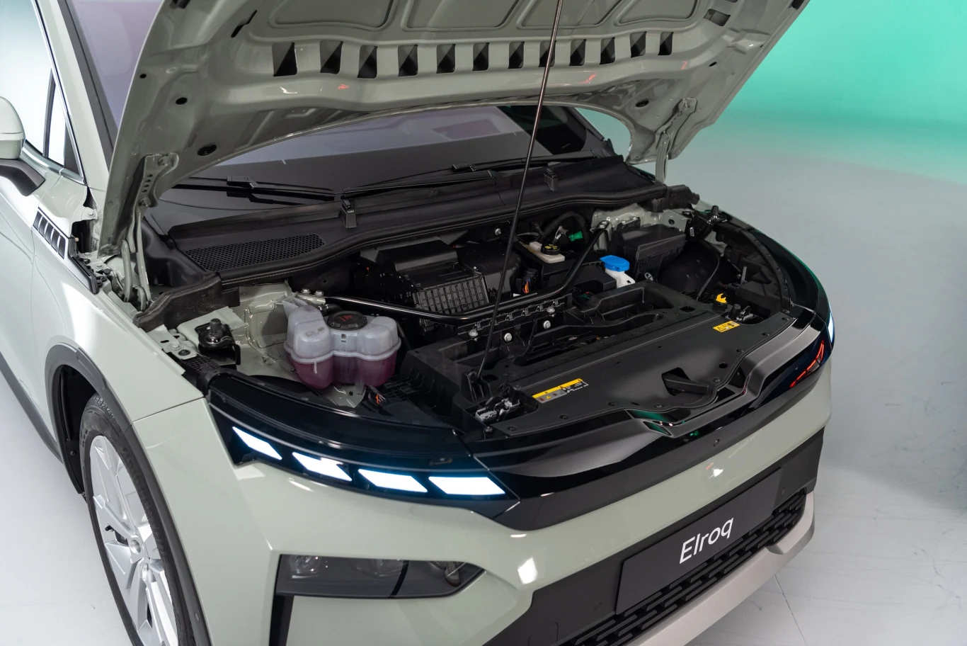 Skoda Elroq oferuje cztery wersje napędowe. Podstawowa dysponuje mocą 170 KM, a najmocniejszy wariant ma napęd na cztery koła i 299 KM mocy.