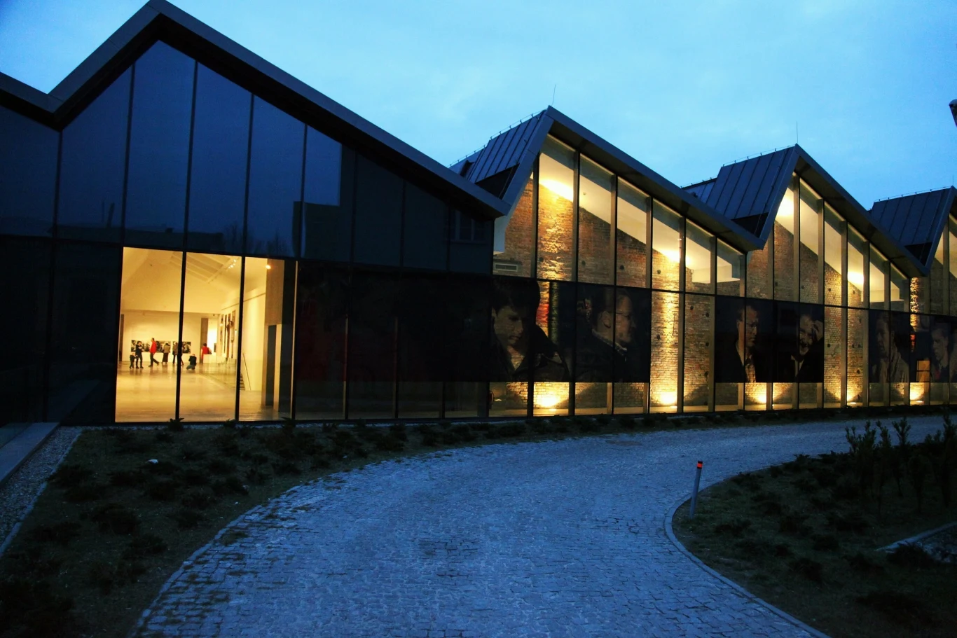 Muzeum Sztuki Współczesnej MOCAK to jedno z najpopularniejszych miejsc w krakowskiej dzielnicy Zabłocie. Muzeum Sztuki Współczesnej MOCAK to jedno z najpopularniejszych miejsc w krakowskiej dzielnicy Zabłocie.