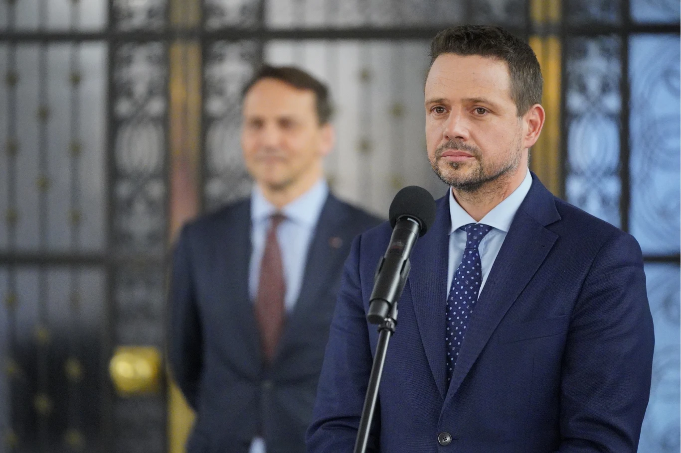 Prezydent Warszawy Rafał Trzaskowski. W tle szef MSZ Radosław Sikorski Prezydent Warszawy Rafał Trzaskowski. W tle szef MSZ Radosław Sikorski