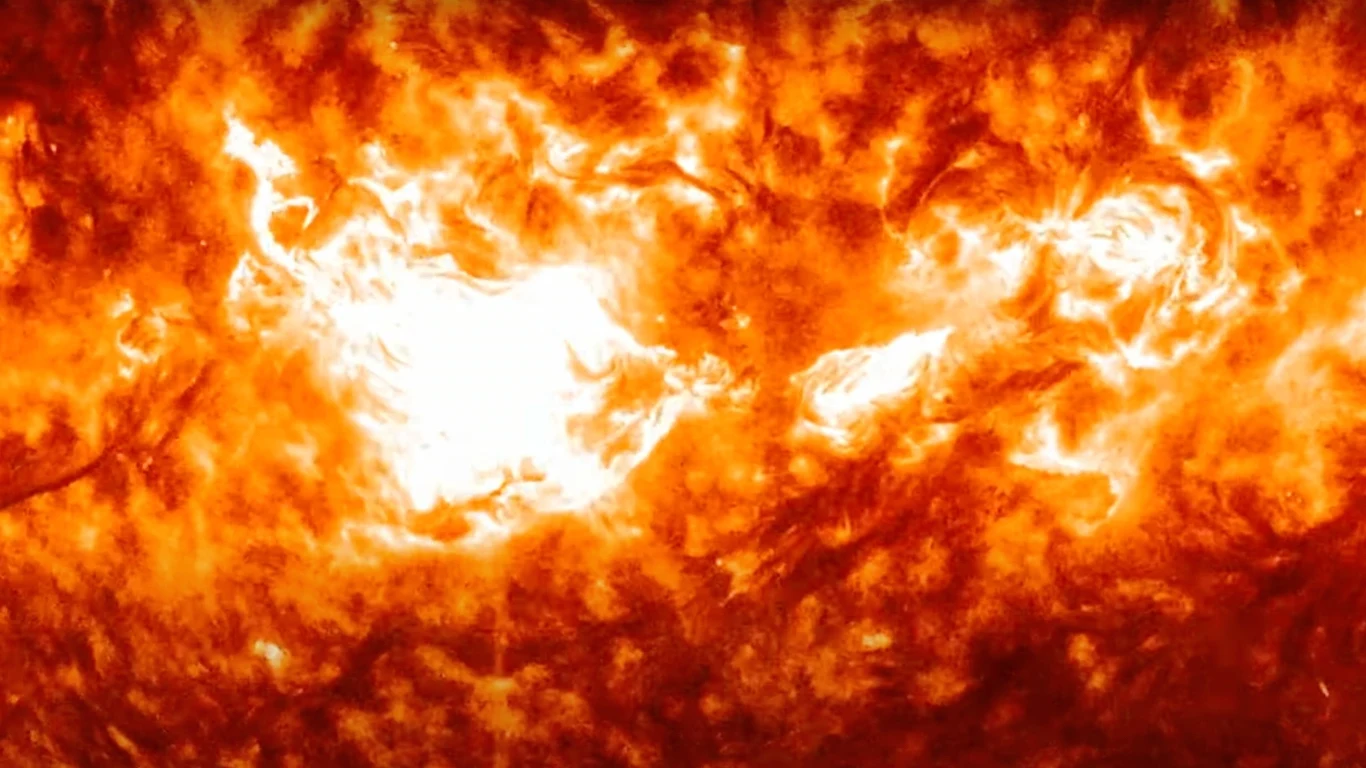 Wtorkowy rozbłysk słoneczny uchwycone przez Solar Dynamics Observatory należące do NASA. Wtorkowy rozbłysk słoneczny uchwycone przez Solar Dynamics Observatory należące do NASA.