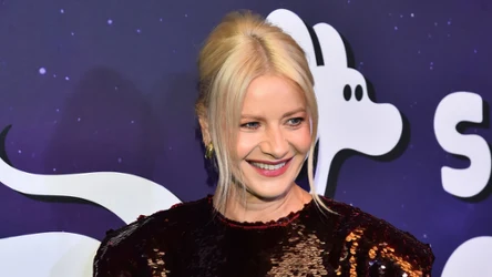 Małgorzata Kożuchowska postawiła na kozaki w śliwkowym kolorze. 