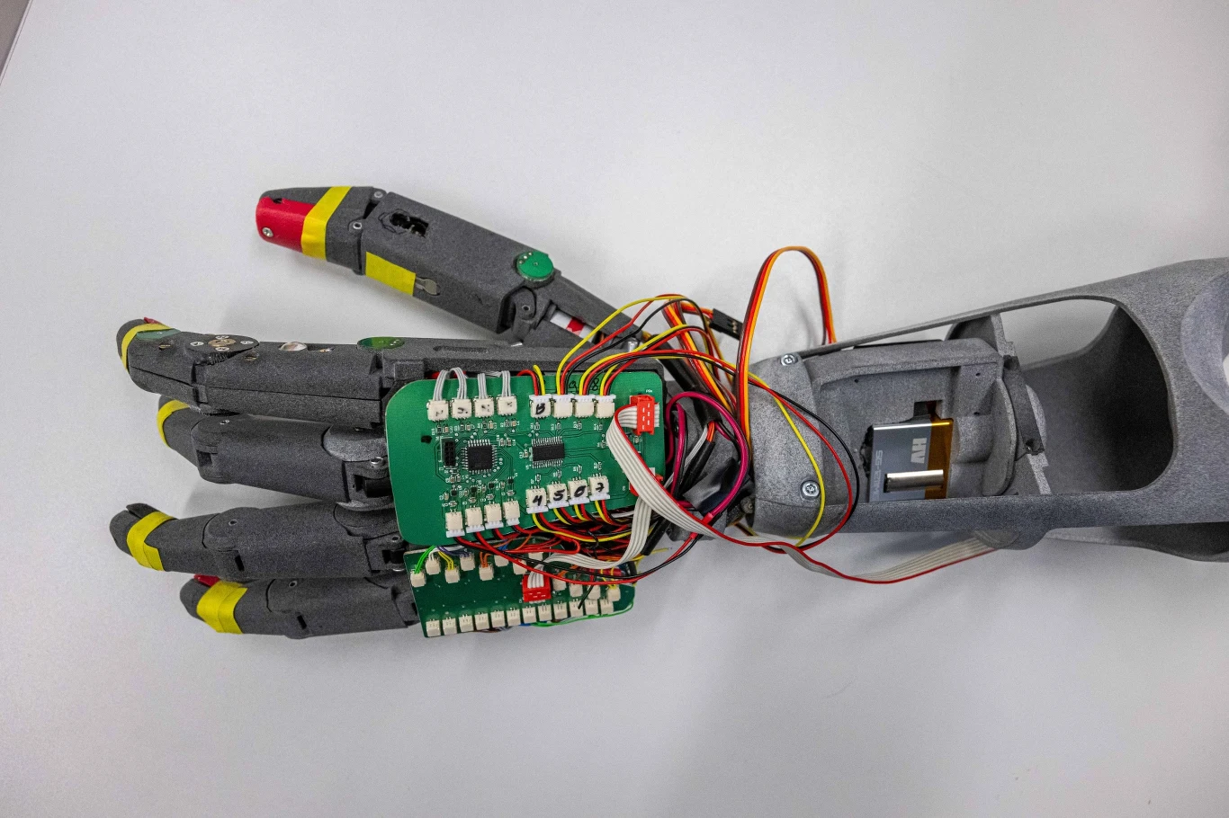 Bioniczna proteza ręki opracowana na dolnośląskiej uczelni Bioniczna proteza ręki opracowana na dolnośląskiej uczelni