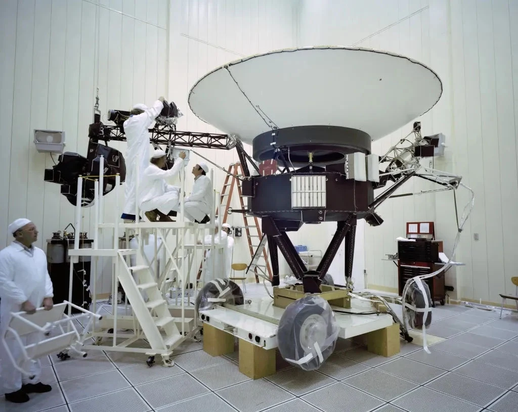 Sonda Voyager 2 przygotywywana w 1977 r. do startu przez specjalistów z NASA. Sonda Voyager 2 przygotywywana w 1977 r. do startu przez specjalistów z NASA.