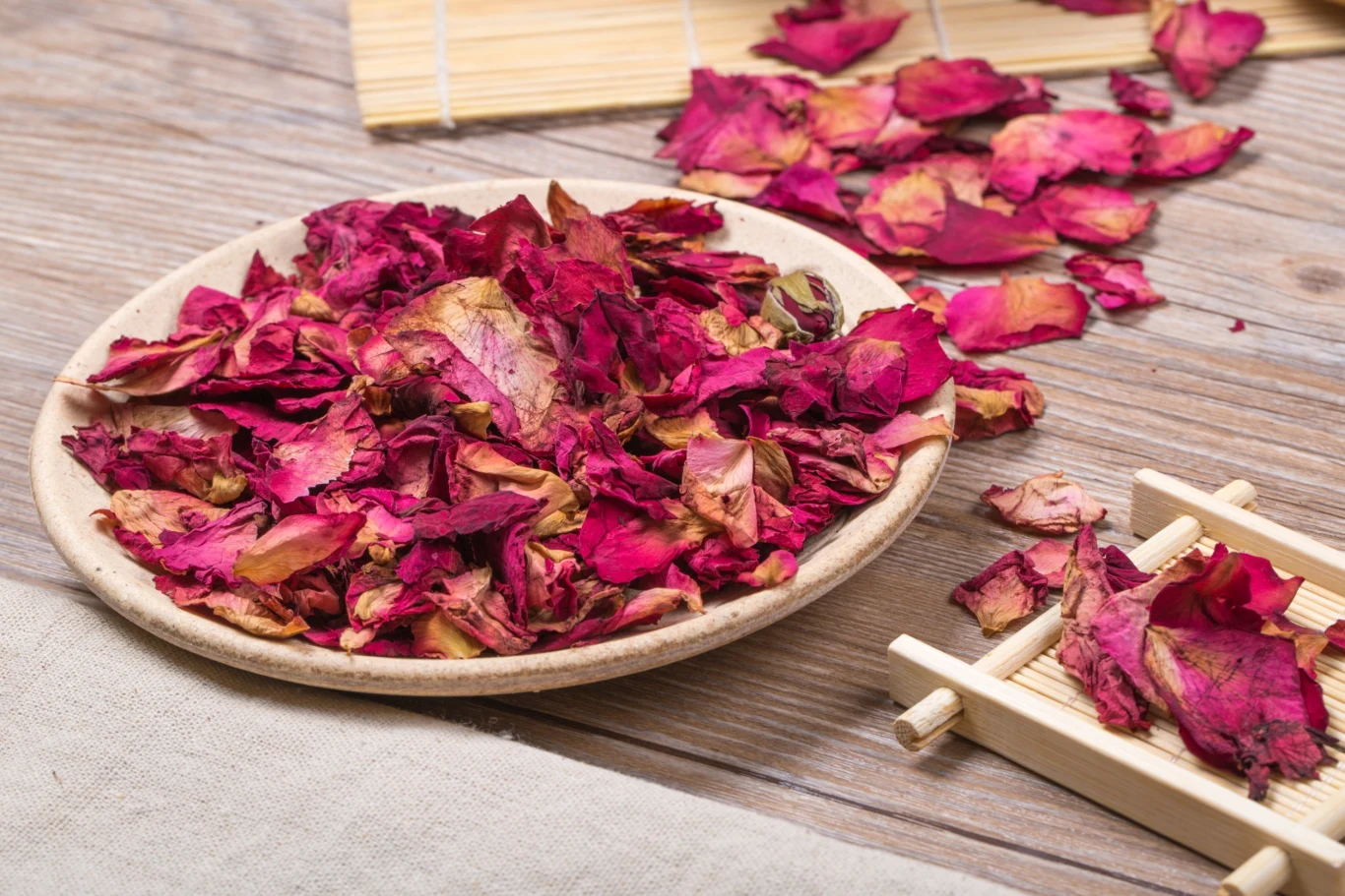 Kąpiel w płatkach róż działa relaksująco Kąpiel w płatkach róż działa relaksująco