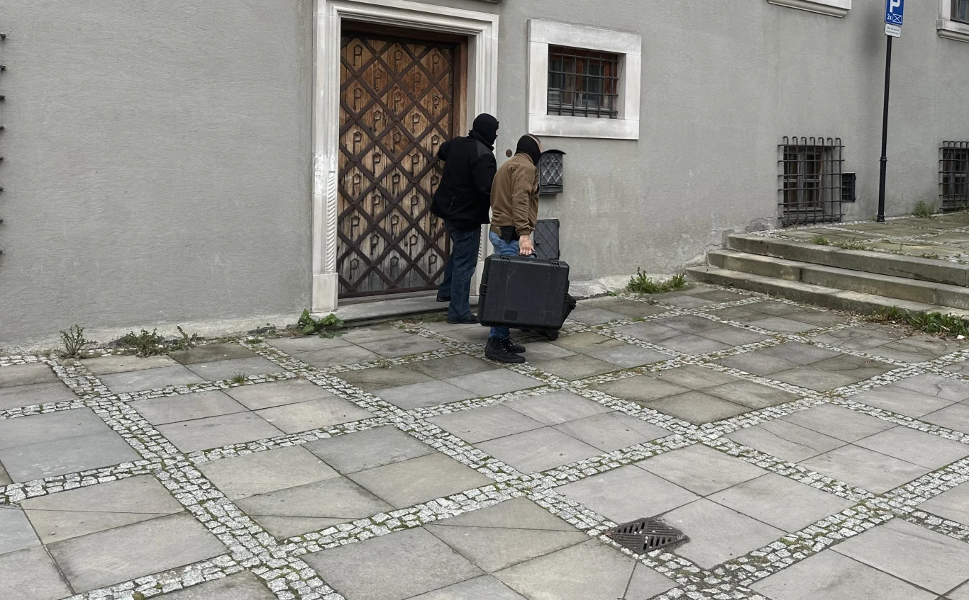 Agenci CBA przed kamienicą Janusza P. w Lublinie