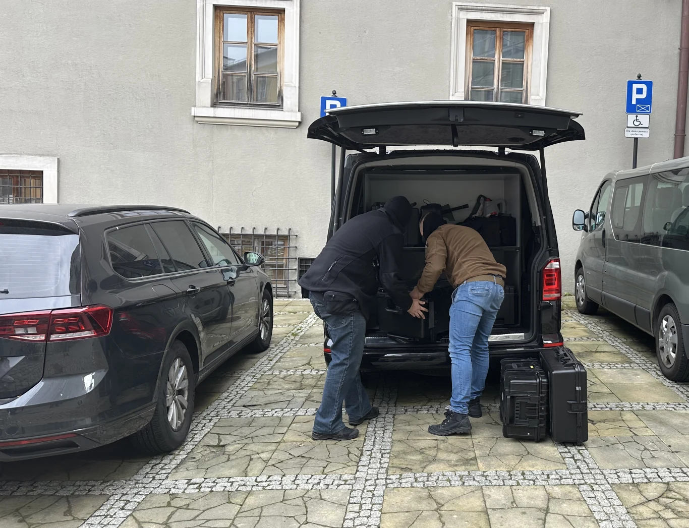 Agenci CBA przed kamienicą Janusza P. w Lublinie