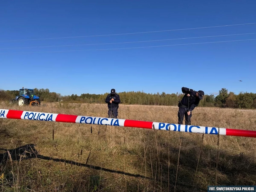 Policjanci w miejscu zakopania ofiary. Sprawę rozwiązano niemal równo 7 lat po wypadku