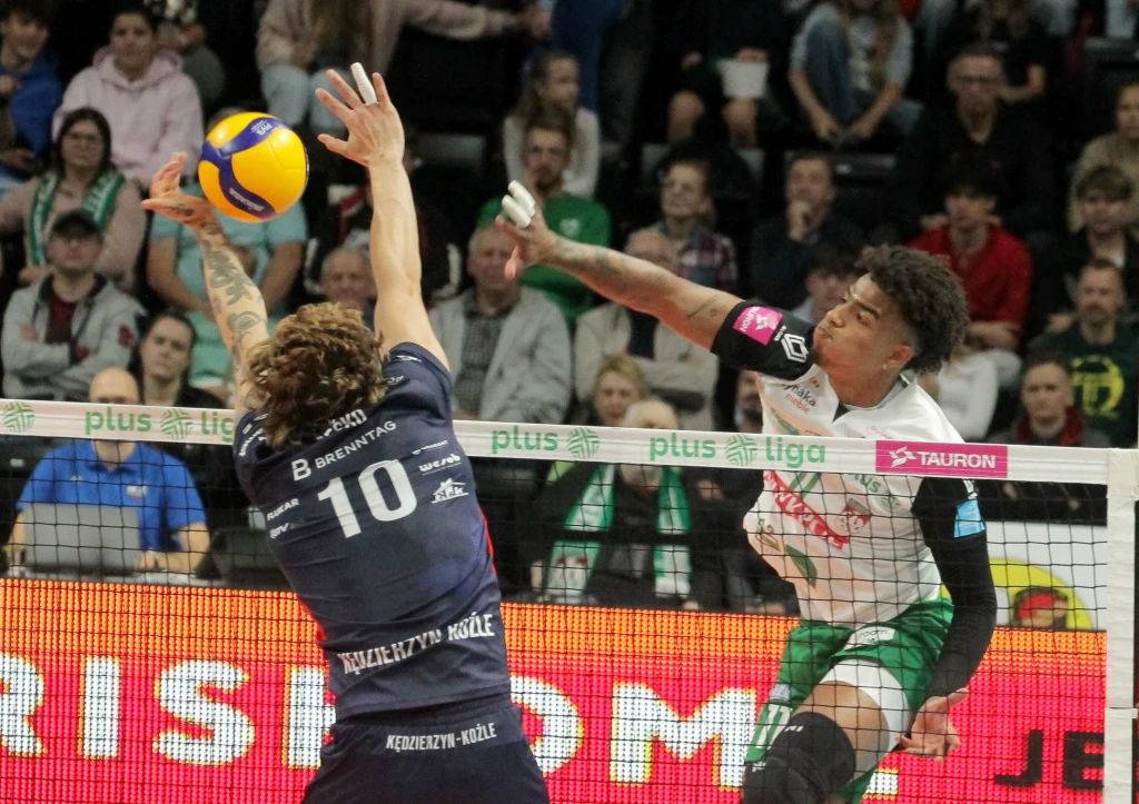Mateusz Rećko w bloku w meczu z Indykpolem AZS Olsztyn Mateusz Rećko w bloku w meczu z Indykpolem AZS Olsztyn