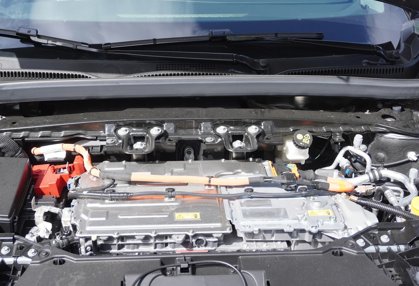Pod maską Renault Scenic E-tech nie wygląda imponująco. Ale osiągi - zwłaszcza w zakresie zużycia energii i szybkości ładowania - robią wrażenie Pod maską Renault Scenic E-tech nie wygląda imponująco. Ale osiągi - zwłaszcza w zakresie zużycia energii i szybkości ładowania - robią wrażenie