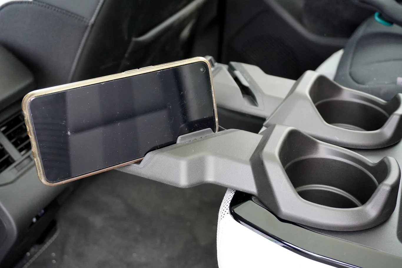 Simply&Clever po francusku? Uchwyty na kubki w tylnym podłokietniku Renault Scenic E-Tech mogą służyć za uchwyt na tablet lub telefon Simply&Clever po francusku? Uchwyty na kubki w tylnym podłokietniku Renault Scenic E-Tech mogą służyć za uchwyt na tablet lub telefon