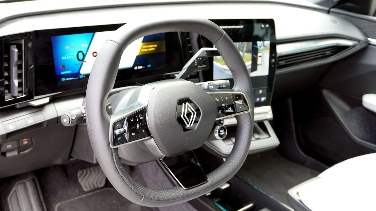 Architektura kokpitu Renault Scenic E-Tech do złudzenia przypomina rozwiązania znane z Renault Austral i Architektura kokpitu Renault Scenic E-Tech do złudzenia przypomina rozwiązania znane z Renault Austral i