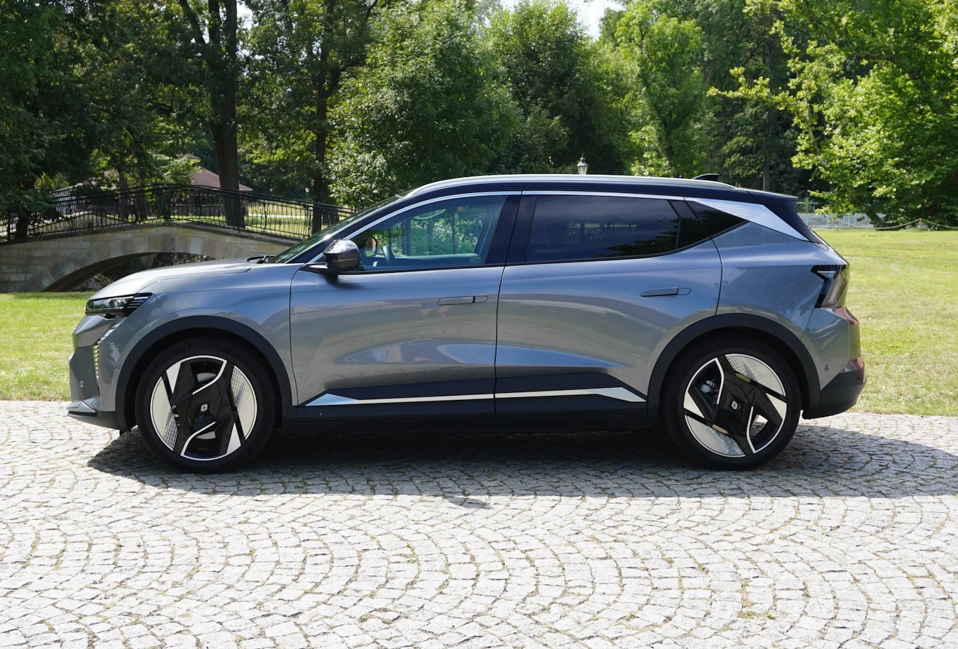 Nowe Renault Scenic E-Tech zdecydowanie nie wypełnia już deficji minivana Nowe Renault Scenic E-Tech zdecydowanie nie wypełnia już deficji minivana