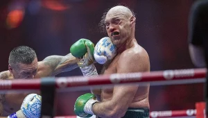 Ołeksandr Usyk (z lewej) i Tyson Fury