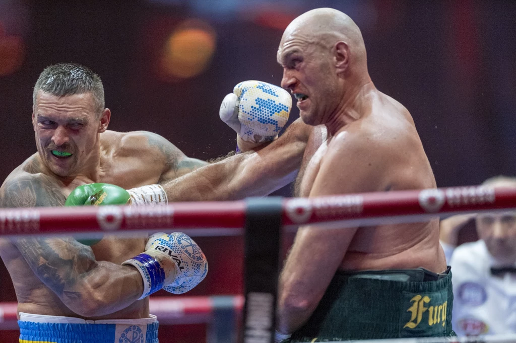 Ołeksandr Usyk (z lewej) i Tyson Fury Ołeksandr Usyk (z lewej) i Tyson Fury