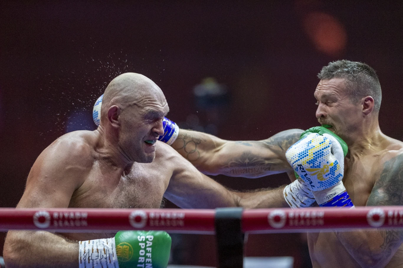 Tyson Fury (z lewej) i Ołeksandr Usyk Tyson Fury (z lewej) i Ołeksandr Usyk