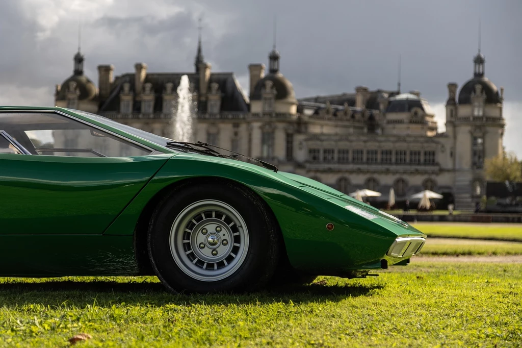 Pierwsze wcielenie Lamborghini Countach – LP400. Wspaniały, oryginalny design Bertone. Zupełnie inny niż bardziej popularne, choć nie mniej piękne, późniejsze wersje. W tle zamek Chantilly.