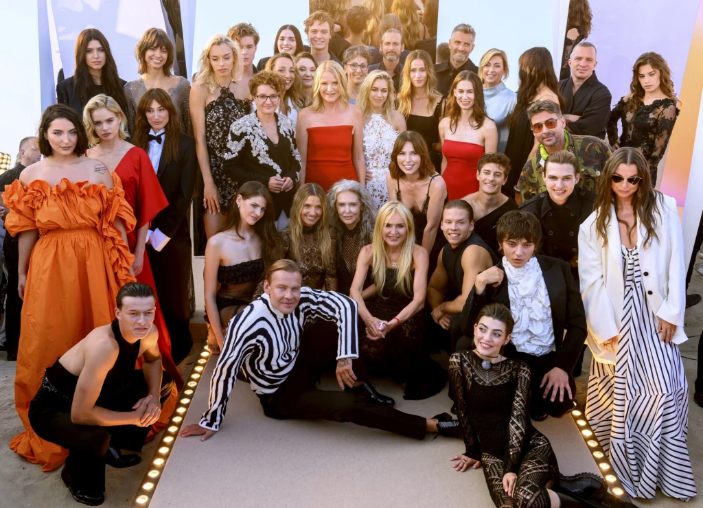 Uczestnicy "Top Model" wraz z jurorami i gośćmi pokazu Uczestnicy "Top Model" wraz z jurorami i gośćmi pokazu