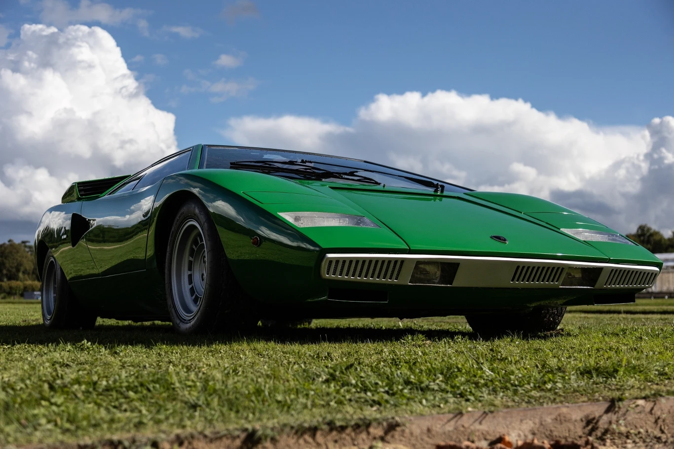 Lamborghini Countach pomimo wysokości zaledwie 1,07 m i kształcie klina miało bardzo wysoki współczynnik oporu powietrza 