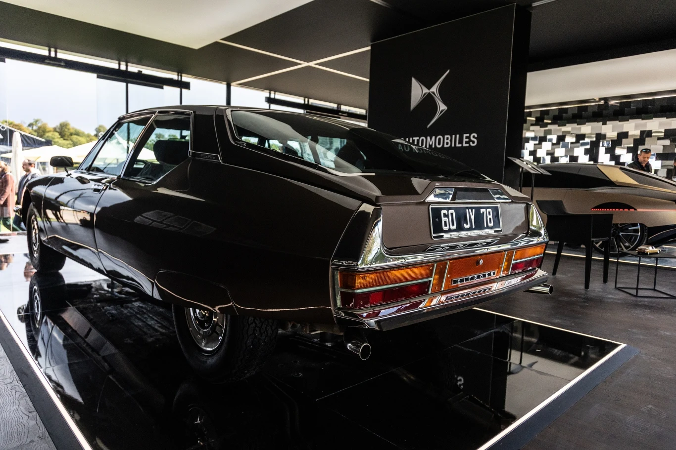 Oryginalny Citroen SM w momencie premiery obfitował w szczytowe osiągnięcia francuskiej technologii. Po pięciu dekadach od premiery nadal wzbudza ogromne emocje. Ceny na rynku wtórnym dobijają do kilkuset tysięcy złotych.
