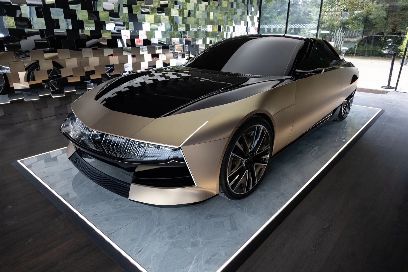 Szef designu zaznaczył, że celem nie było stworzenie auta w stylu retro. Chciał zaprezentować jak mogłaby wyglądać piąta lub szósta generacja modelu SM, gdyby nadal był w produkcji. 