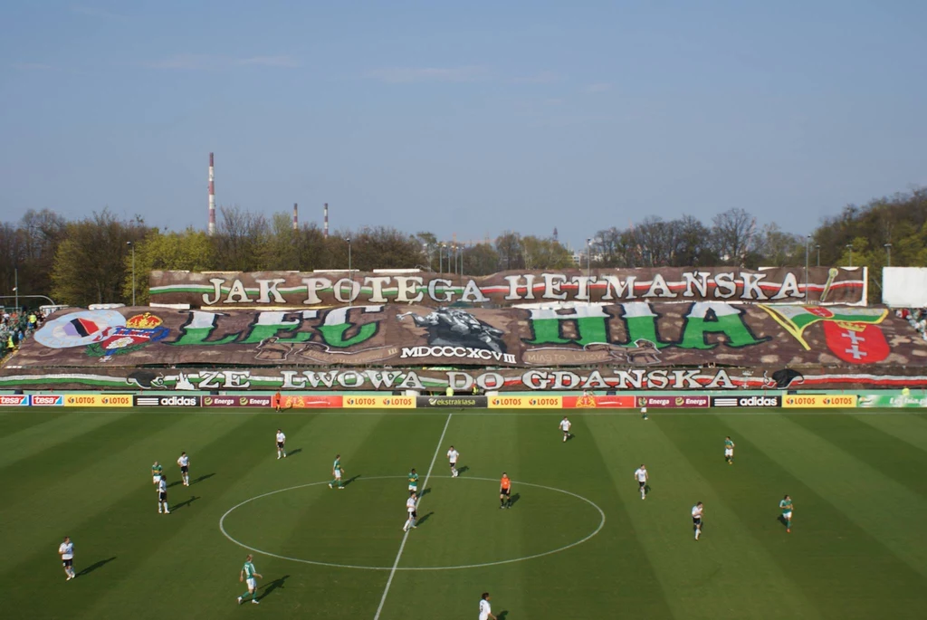 Pamiętna "lwowska" oprawa kibiców Lechii Gdańsk podczas meczu z Legią Warszawa
