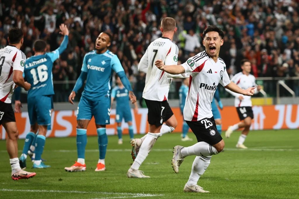 Ryoya Moroshita cieszy się z gola