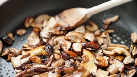 Grzyby smażone z sosem sojowym są bardzo popularne w Azji. Europejczycy robią je rzadziej, a to błąd, bo smakują fantastycznie i nie puszczają wody