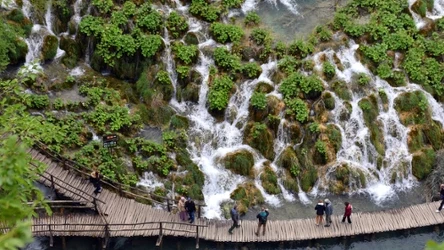 Park Narodowy Jezior Plitwickich znajduje się na liście Światowego Dziedzictwa Kulturalnego i Przyrodniczego UNESCO. Jesienią można zwiedzić go, unikając tłoku.
