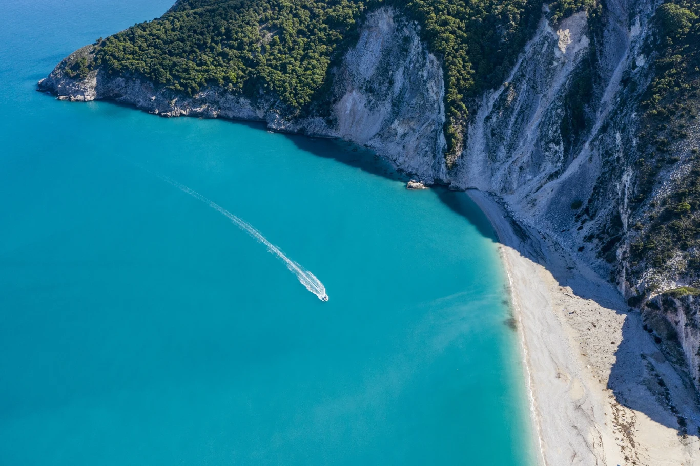 Myrtos Beach to jedna z najpiękniejszych plaż na greckiej wyspie Kefalonia Myrtos Beach to jedna z najpiękniejszych plaż na greckiej wyspie Kefalonia