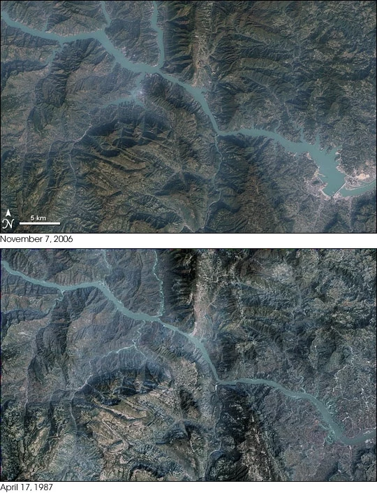 Mapa satelitarna pokazująca obszary zalane przez zbiornik Three Gorges. Porównaj 7 listopada 2006 (powyżej) z 17 kwietnia 1987 (poniżej).