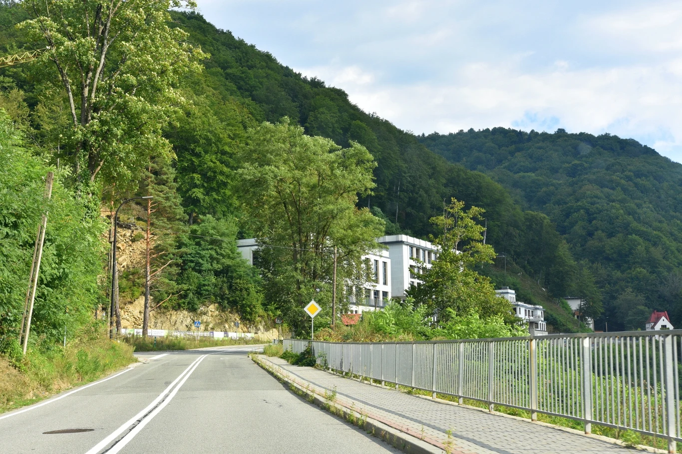 Żegiestów-Zdrój to uzdrowisko malowniczo położone w Beskidzie Sądeckim, w przełomie rzeki Poprad. 