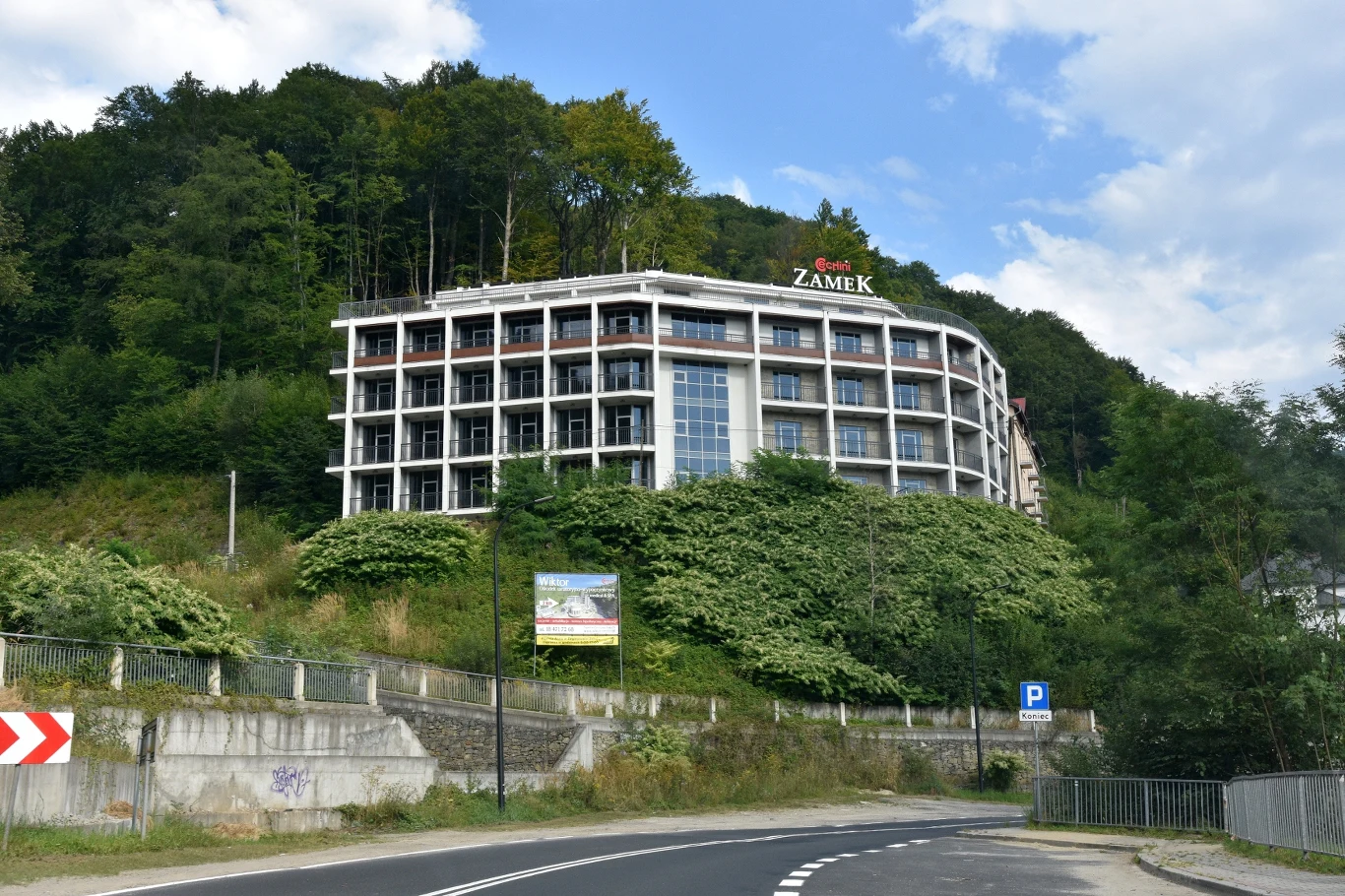 Dla uzdrowiska Żegiestów-Zdrój charakterystyczne są hotele i pensjonaty “wgryzione" w zbocza. 