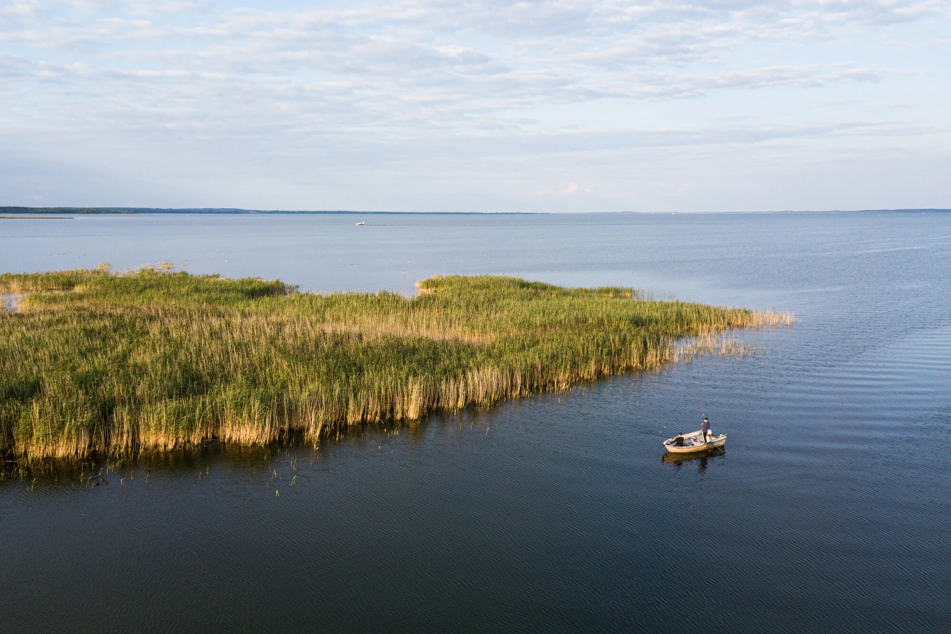 Jezioro Śniardwy przyciąga miłośników żeglowania i wypoczynku w otoczeniu natury.