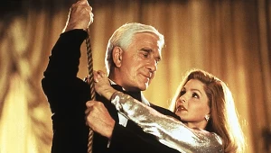 Leslie Nielsen i Priscilla Presley w filmie "Naga broń 33 1/3: Ostateczna zniewaga"